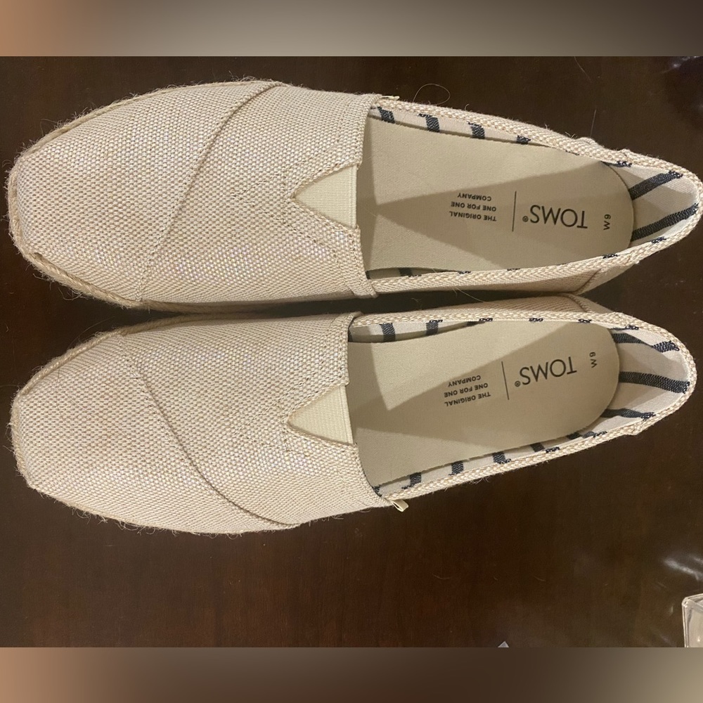 Size 9 Tom’s new in box